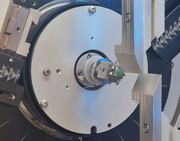 Sample stage showing drive and goniometer head for mounting and rotating capillary tubes