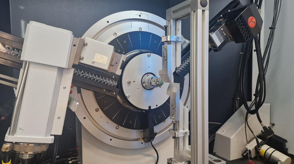 Photograph showing current B2 sample stage setup.